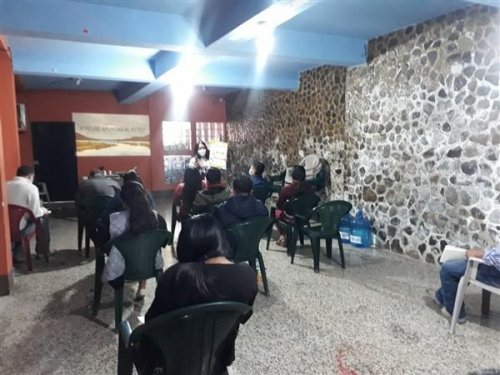 Empleados municipales de San Antonio Palopó participan en taller de educación ambiental.